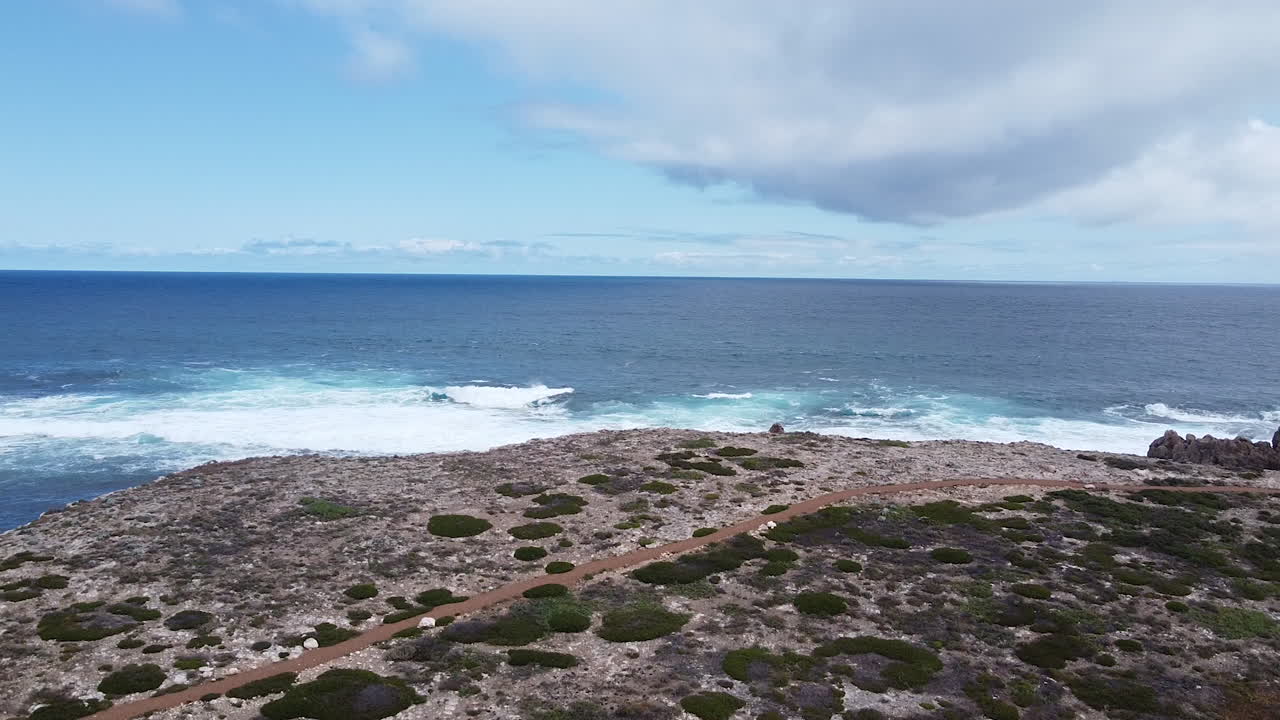 바다와 육지가 만나는 나무가 없는 해안선