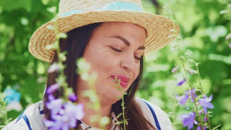 mujer disfrutando de las flores en un jardín