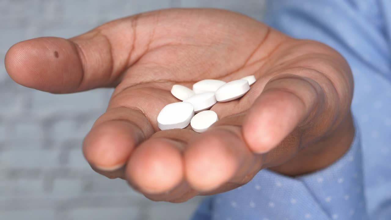 píldoras mano que sostiene