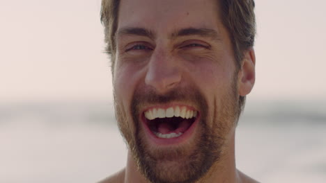 Hombre-Surfista-Feliz-Sonriendo-Retrato-En-La-Playa-Al-Atardecer