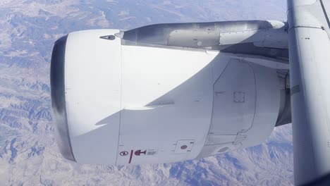 Turbine-Eines-Flugzeugs-In-Bewegung,-Gesehen-Aus-Dem-Fenster-Des-Gleichen-Flugzeugs