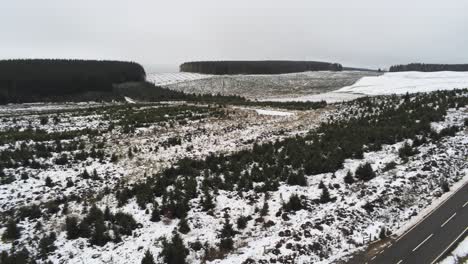 antena de largo camino en la distancia a través de los páramos del campo nevado de las tierras altas que establecen el tiro derecho
