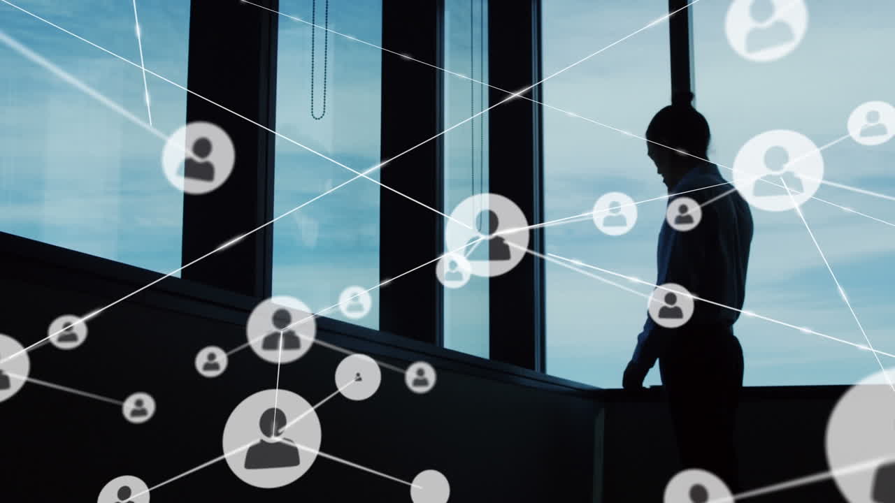 스마트 폰을 사용하는 코카시안 사업가에 대한 연결 아이콘 네트워크의 애니메이션