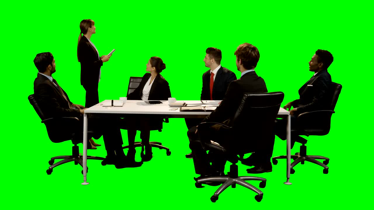 비즈니스 임원 들 이 회의 에서 논의 하는 팀