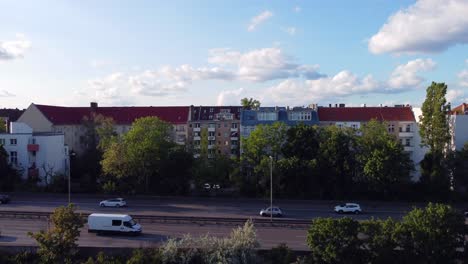 al lado de las vías del s-bahn, autopista al lado de un árbol