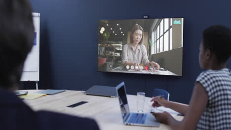 diversas personas de negocios en videollamada con una colega caucásica en la pantalla