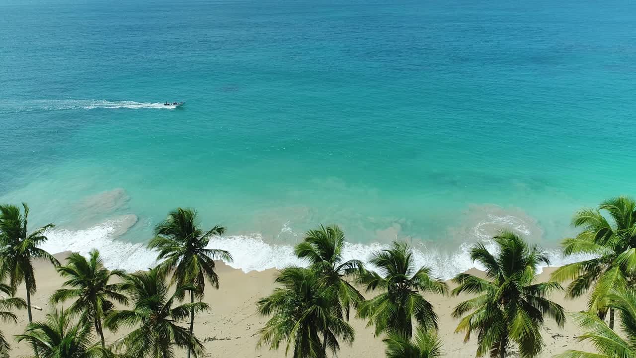 vista aérea de la lancha rápida navegando en el mar azul turquesa de playa colorado en las galeras, república dominicana