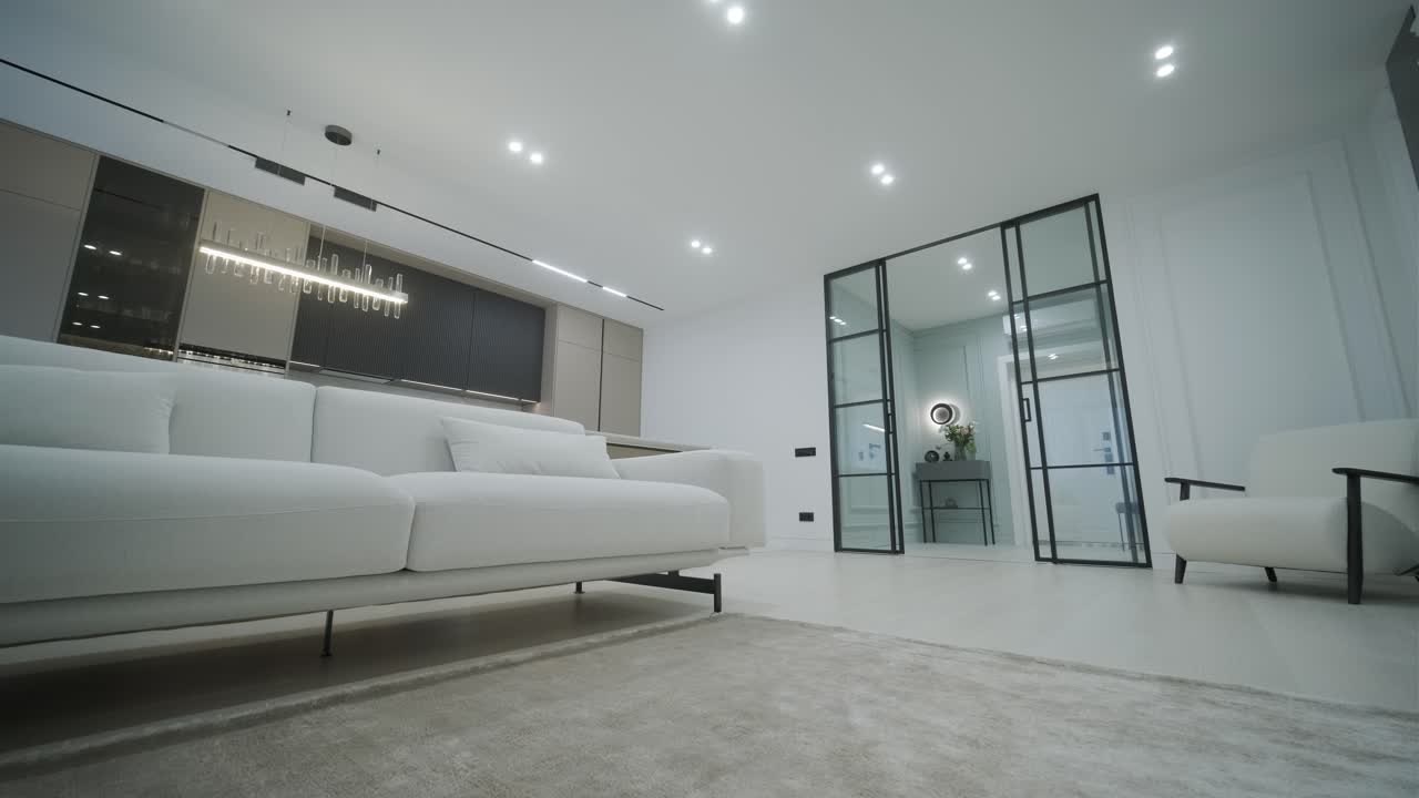 luxuosa sala de estar blanca con una decoración elegante