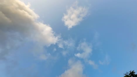 Wolken-Bewegen-Sich-In-Der-Wunderschönen-Himmelsansicht-Von-Unten