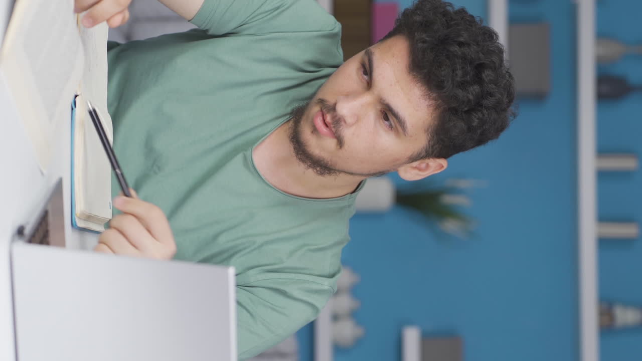 video vertical de un estudiante infeliz que está estudiando.