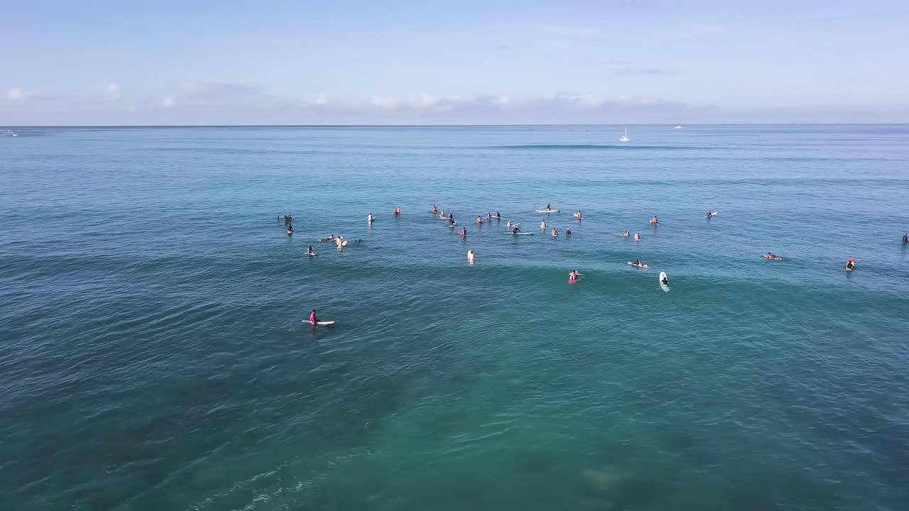 와이키키 해변 호놀룰루 하와이에서 서퍼들이 산과 호놀룰루 시의 팬 공개, 공중 트럭 팬