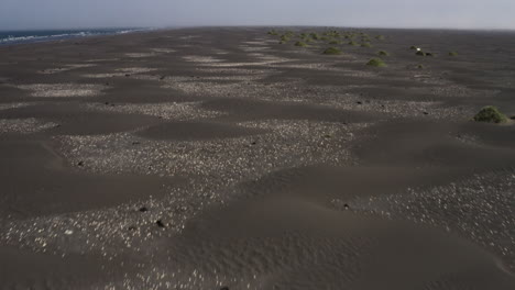 Antena---Terreno-Accidentado-En-Hvitserkur,vatnsnes,-Islandia,-Inclinación-Hacia-Adelante