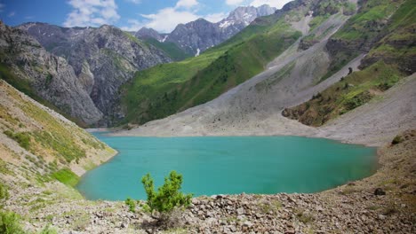 lago en las montañas de uzbekistán