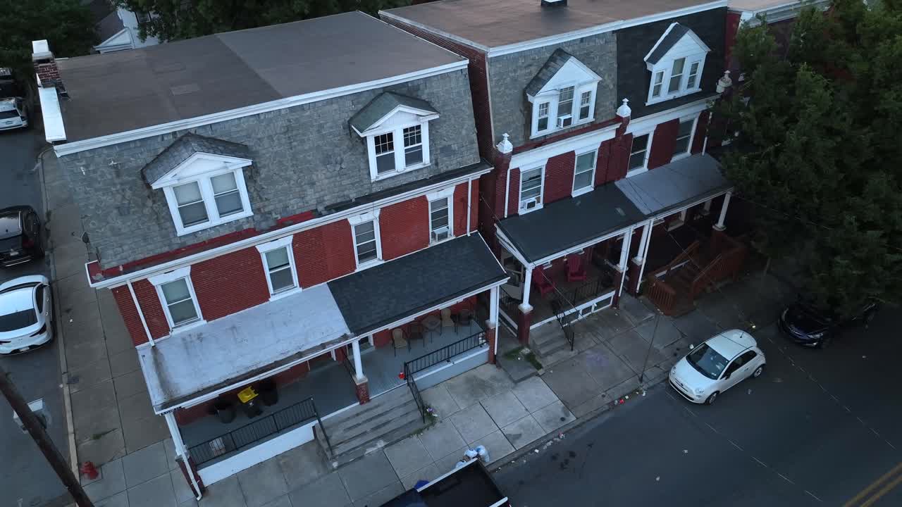 밤에 미국의 도시 도시에 있는 줄집들