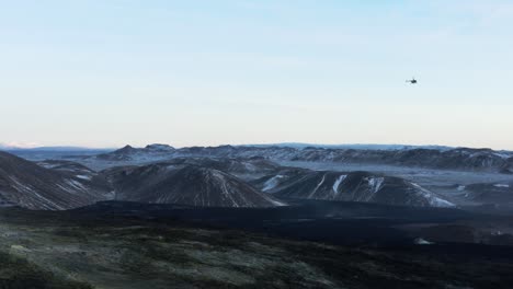 Helicóptero-Que-Volaba-Sobre-El-Campo-De-Basalto-Del-Volcán-Geldingadalsgos,-Actividad-Turística-En-Islandia,-Antena