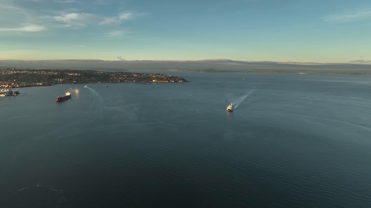 시애틀 쪽으로 엘리엇 만을 가로질러 항해하는 여객 페리 보트의 공중 사진