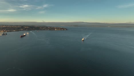 vista aérea de un ferry de pasajeros navegando a través de la bahía de elliot hacia seattle