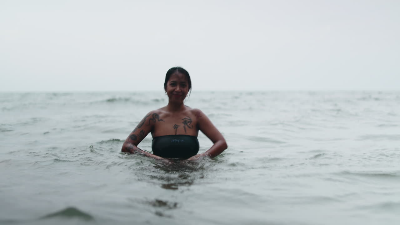 Donna che nuota nell'oceano