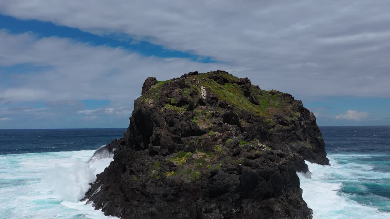 Riprese drone cinematografiche 4K di potenti onde atlantiche che si infrangono contro Roque de Garachico a Tenerife durante la tempesta Therese_049