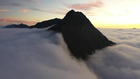 Drohnenaufnahme-Des-Gipfels-Des-Niesen-In-Der-Schweiz-Mit-Wunderschönen-Und-Magischen-Wolken,-Die-Sich-Bewegen-Und-Tanzen