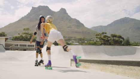 Zwei-Verschiedene-Trendige-Junge-Freunde,-Die-Skateschuhe-Binden