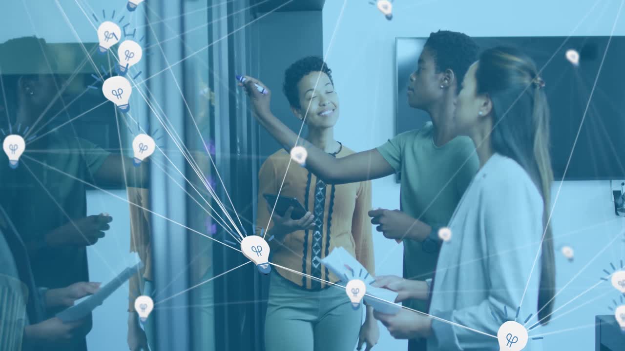 animación del procesamiento de datos sobre diversas personas de negocios tomando notas en la oficina