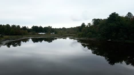 Acercamiento-Lento-A-Un-Día-Tranquilo-Y-Nublado-En-El-Pequeño-Lago-Negro