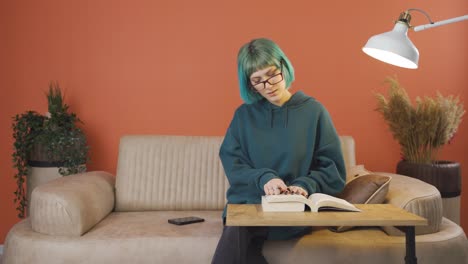 mujer joven pensando en recuerdos felices.