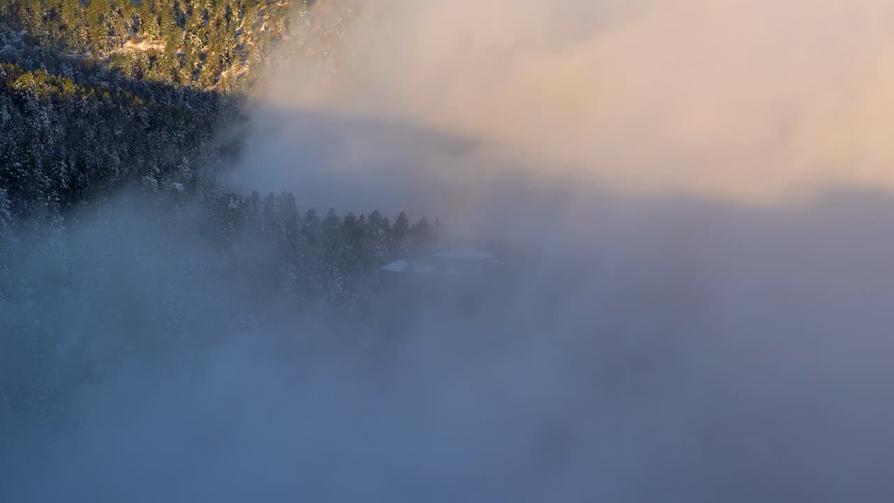 산기슭에 흐르는 구름