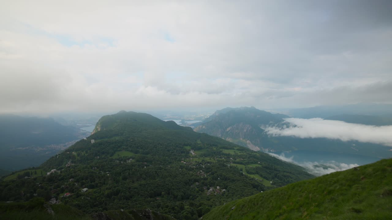 이탈리아 의 롬바르디 - 안개 로 뒤인 그리네타 의 꼭대기 들 이 하늘 으로 높이 어 있는 그림 같은 풍경 - 드론 이 앞 으로 날아다니고 있다