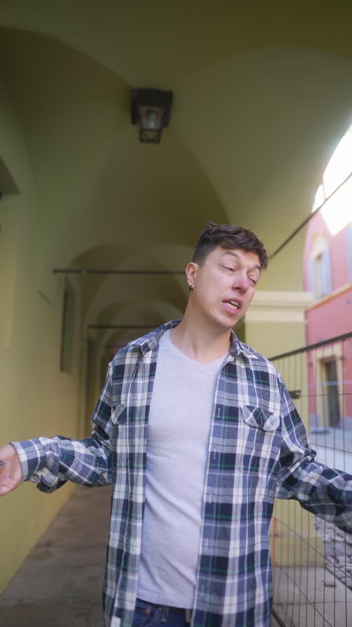 도시 환경에서 고 이야기하는 남자