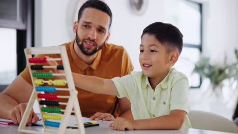 padre enseñando a su hijo matemáticas con un ábaco