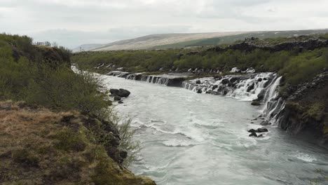 Toma-Panorámica-E-Inclinación-De-La-Increíble-Cascada-Barnafoss-Y-Sus-Ríos-Ubicados-En-Islandia,-Europa