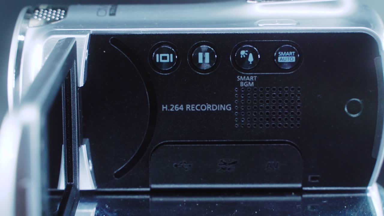 비디오 카메라의 클로즈업 샷, 360도 회전 스탠드의 은색 캠코더, 스튜디오 조명, 느린 동작 4k 비디오, 열린 화면, 메뉴 단추