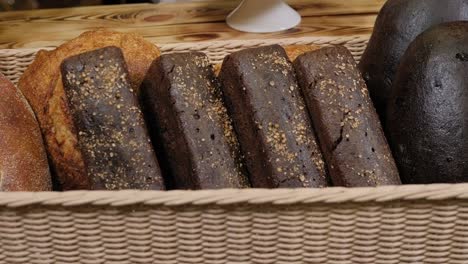 primer plano de pan sin levadura y sin gluten en los estantes de la tienda.