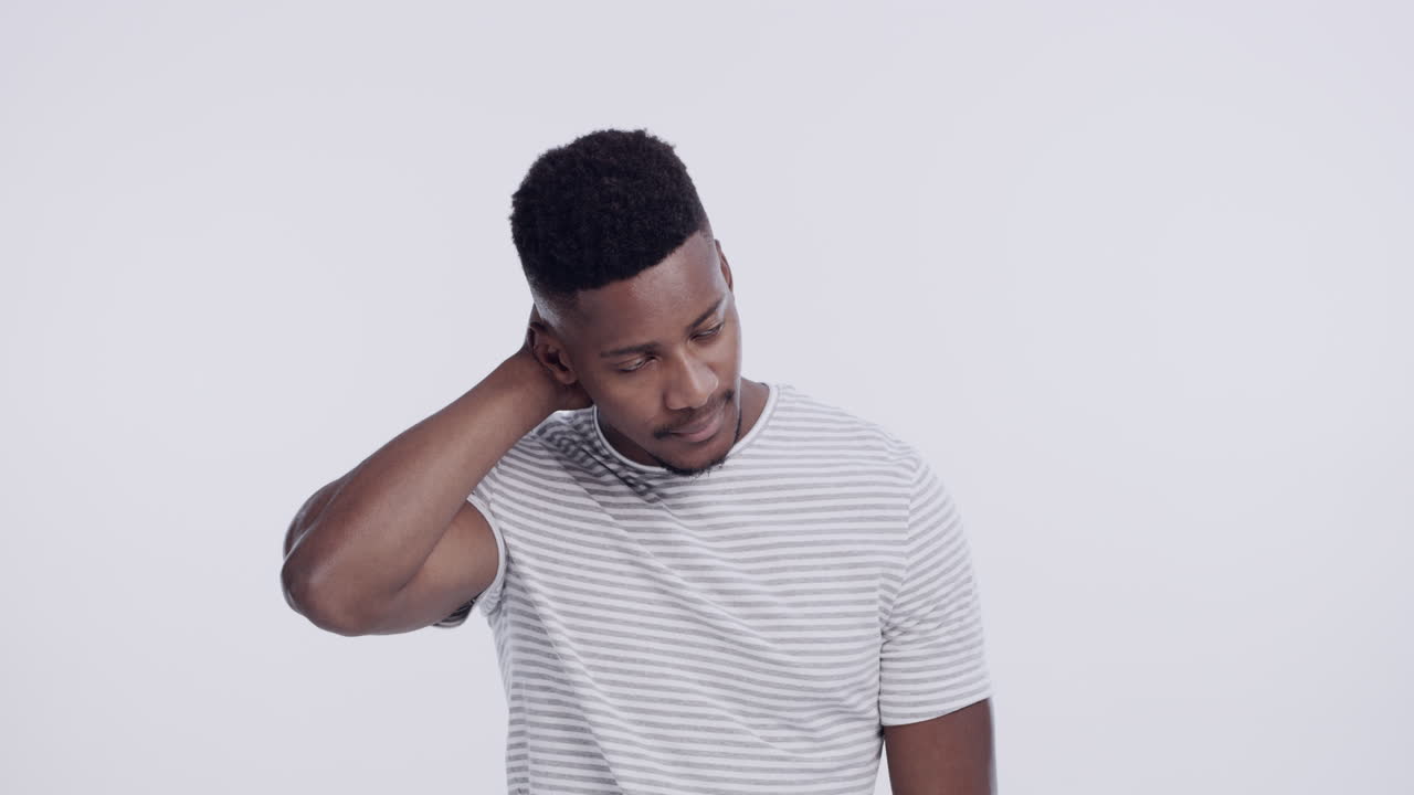 un apuesto joven de pie solo contra