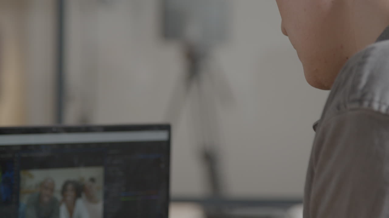 toma por encima del hombro del editor de video en su computadora portátil