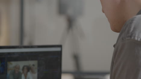 toma por encima del hombro del editor de video en su computadora portátil