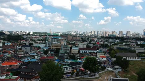 Volando-Sobre-La-Ciudad-De-Suwon-En-Corea-Del-Sur