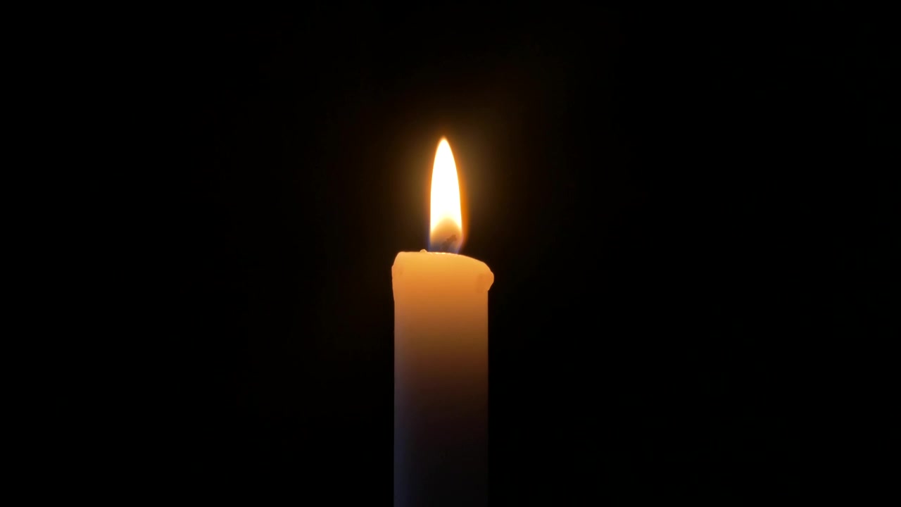 Belle bougie allumée créant une douce lumière dorée