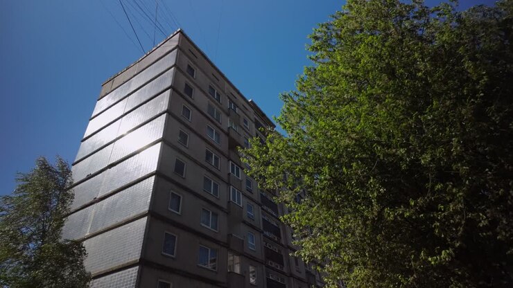 Arquitetura brutalista: bloco de apartamentos da era soviética em gueto urbano