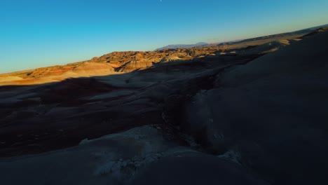 FPV-Aéreo-Volando-Sobre-El-Paisaje-De-Colinas-De-Bentonita-En-Utah