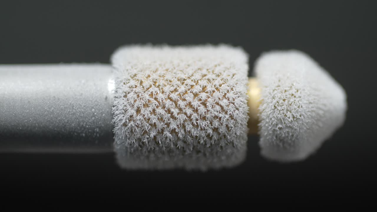 punta de metal congelada con hidrógeno líquido