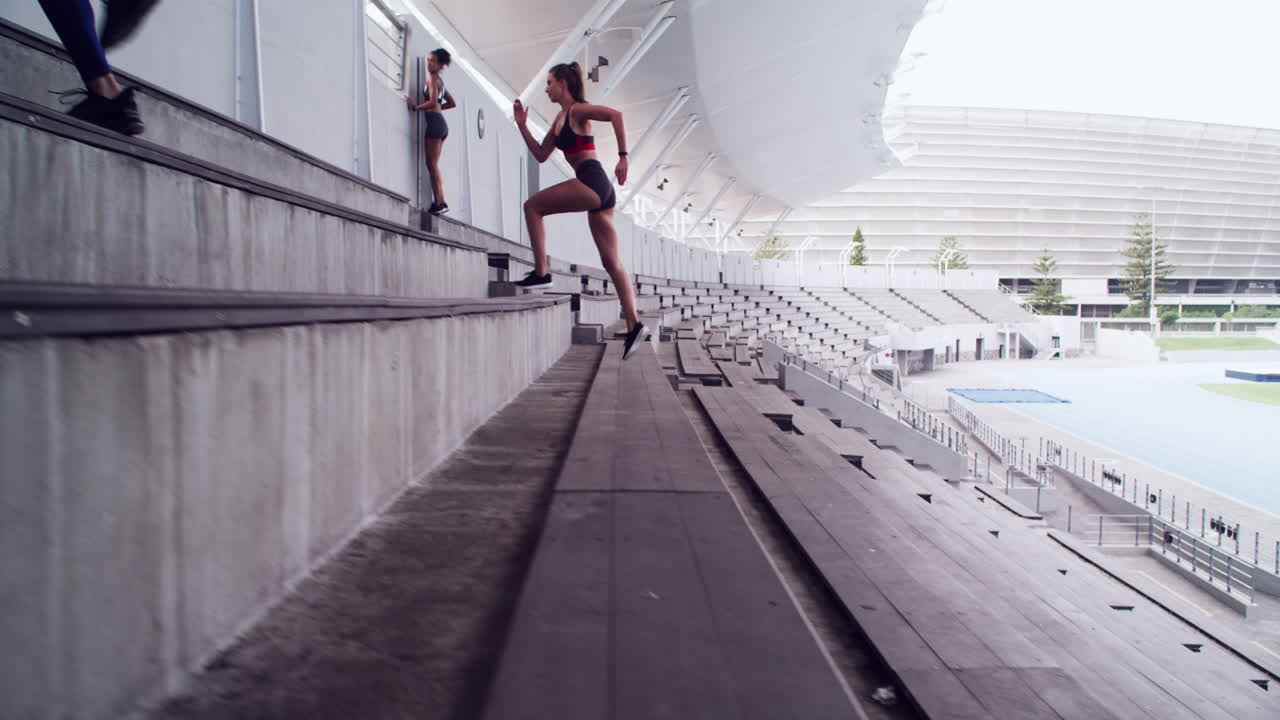 mujeres corriendo por las escaleras del estadio