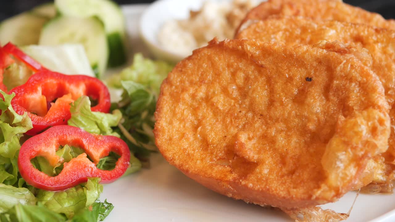 deliciosas tostadas francesas con un lado de ensalada