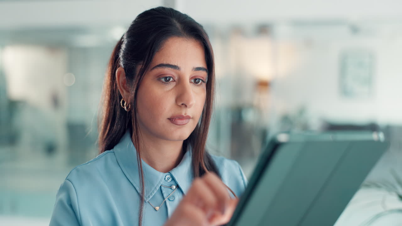 Professionista al lavoro su tablet in ufficio moderno