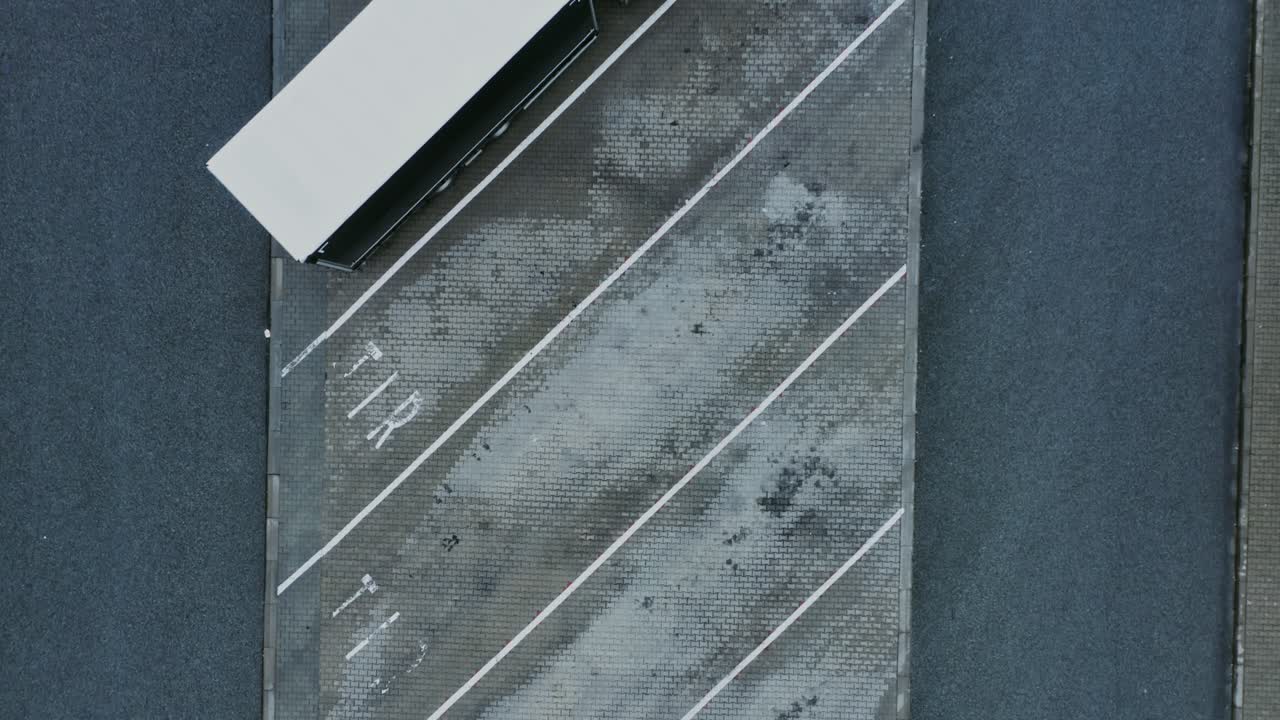 camiones estacionados en un muelle de carga