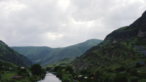 Sitio-Del-Monasterio-De-La-Cueva,-Montaña-Erusheti,-Vardzia,-Georgia,-Toma-Panorámica-Aérea