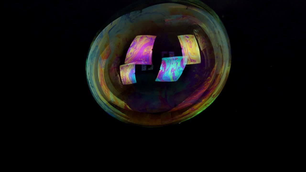 grande bolla di sapone isolata su sfondo nero slow motion