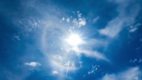 tiempo lapso hermoso fenómeno natural halo solar con nubes en el cielo